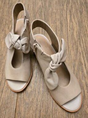 BERNARDO Women's Taupe Leather Upper Block Heels Sandals w/Bow Accent - Sz 6M